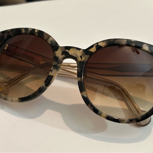 ett:twa Accessories - Stylish Tortoiseshell Sunglasses